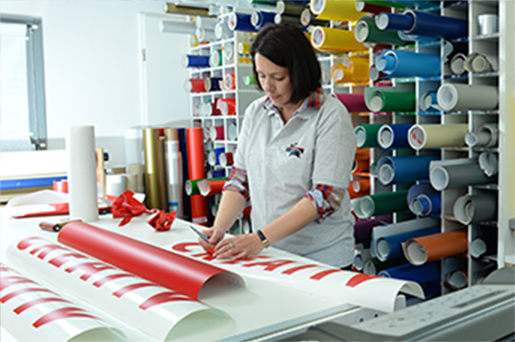 Werbegrafik Folien Mitarbeiter Messebau